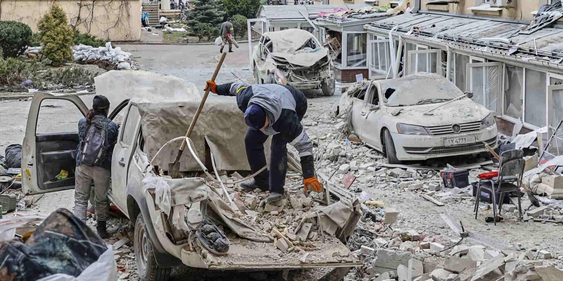 Συντρίμμια έξω από κατεστραμμένο κτίριο στο Χάρκοβο ετά από βομβαρδισμό στο κέντρο του Χάρκοβο, στην Ουκρανία