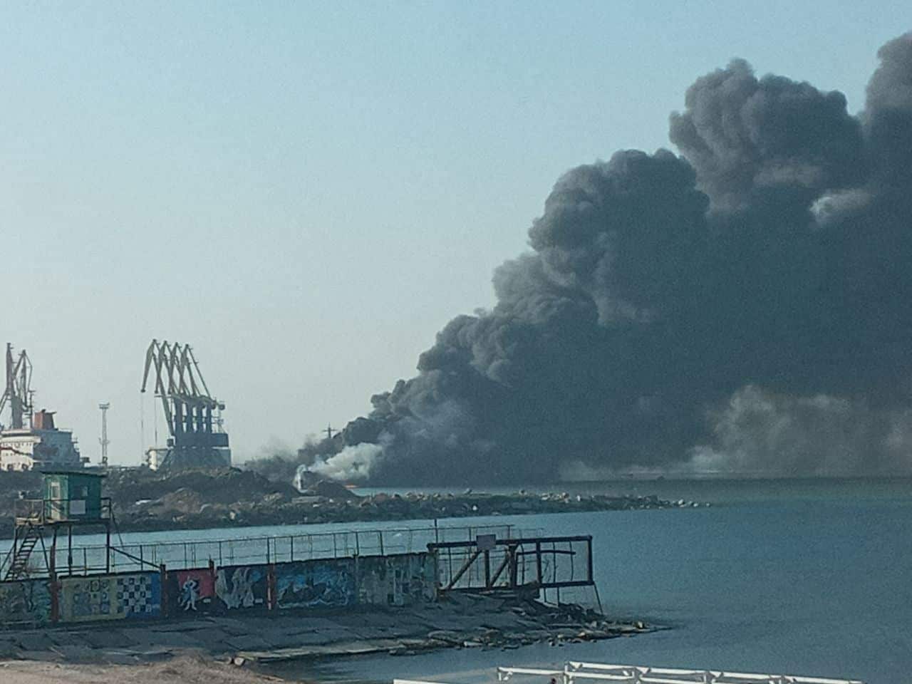 Εκρήξεις και φωτιές στο λιμάνι