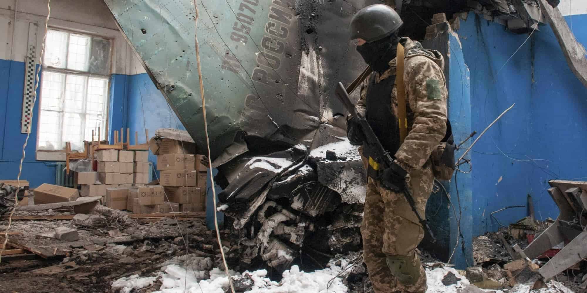Ουκρανός στρατιώτης μπροστά στα συντρίμμια του ρωσικού μαχητικού βομβαρδιστικού αεροσκάφους Su-34 στο Χάρκοβο