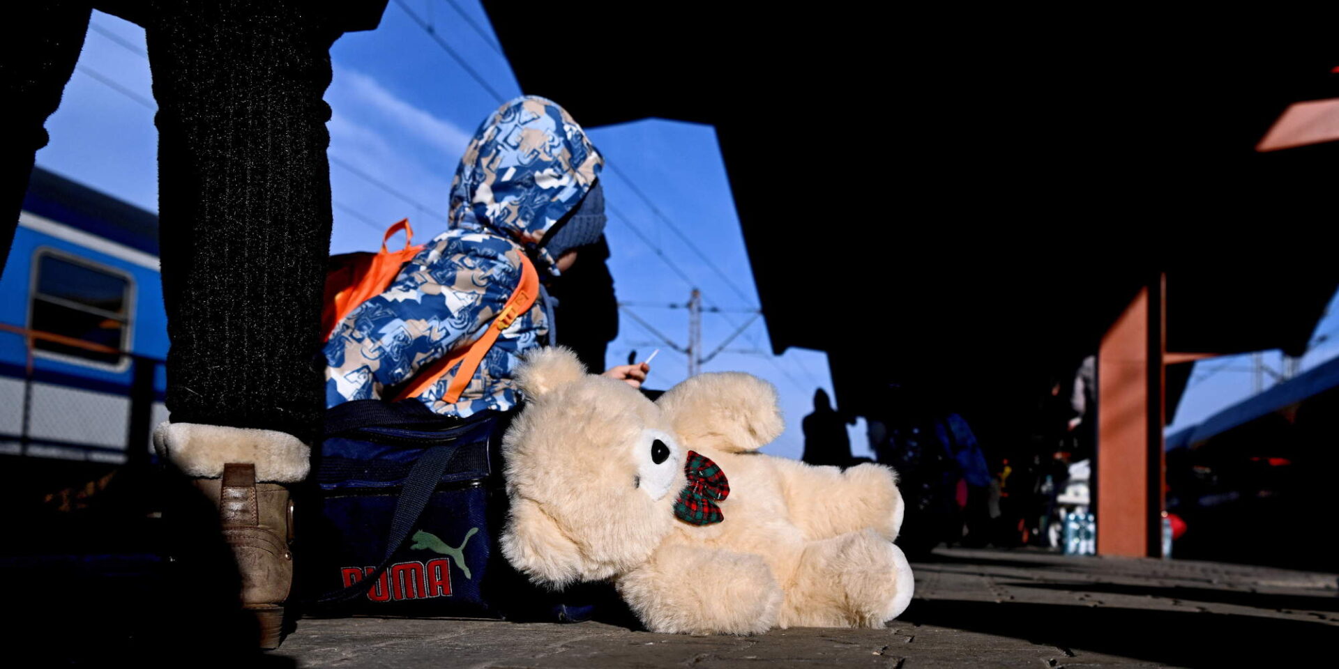 Μικρό παιδί, πρόσφυγας από την Ουκρανία με το αρκουδάκι του