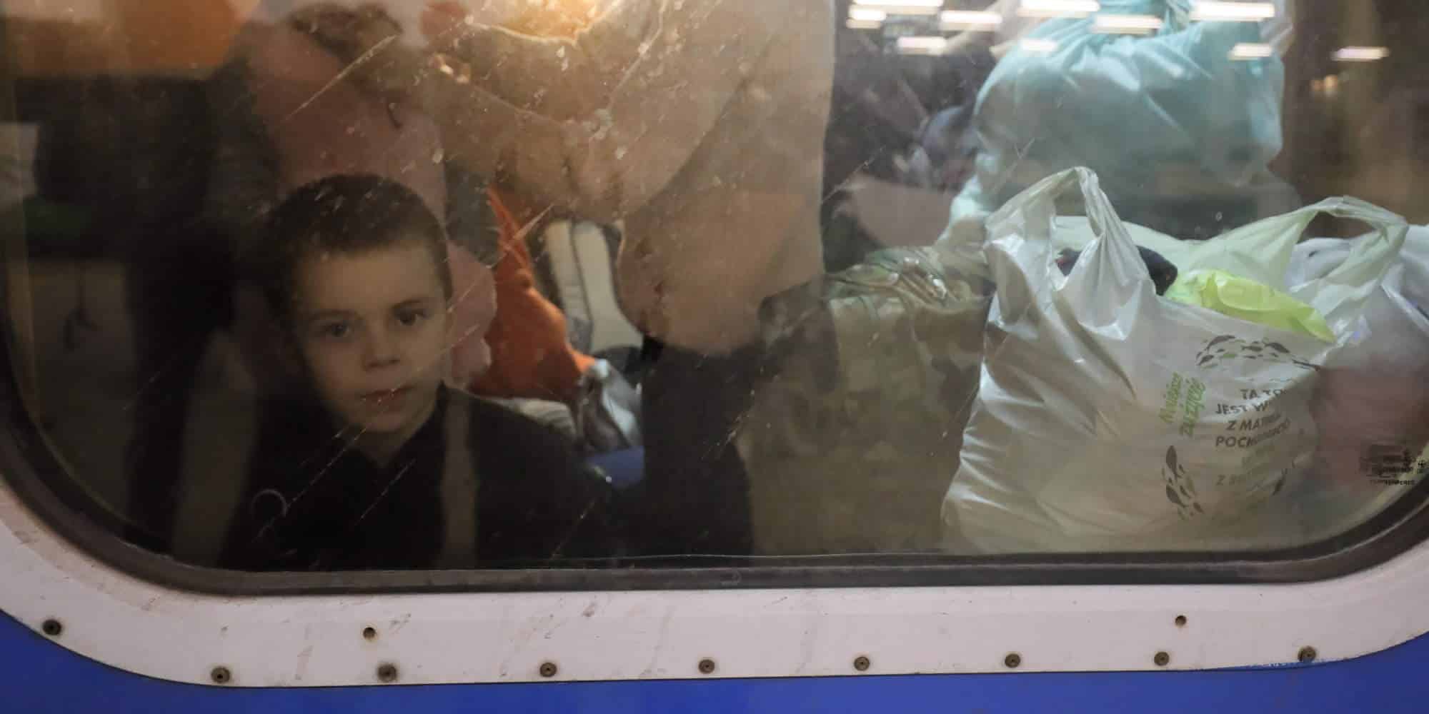 Αγόρι σε τρένο αποχωρεί από τον πόλεμο στην Ουκρανία