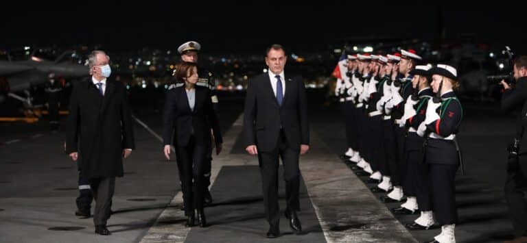 Το γαλλικό αεροπλανοφόρο «Σαρλ Ντε Γκωλ» επισκέφθηκαν Παναγιωτόπουλος – Παρλύ (εικόνες)