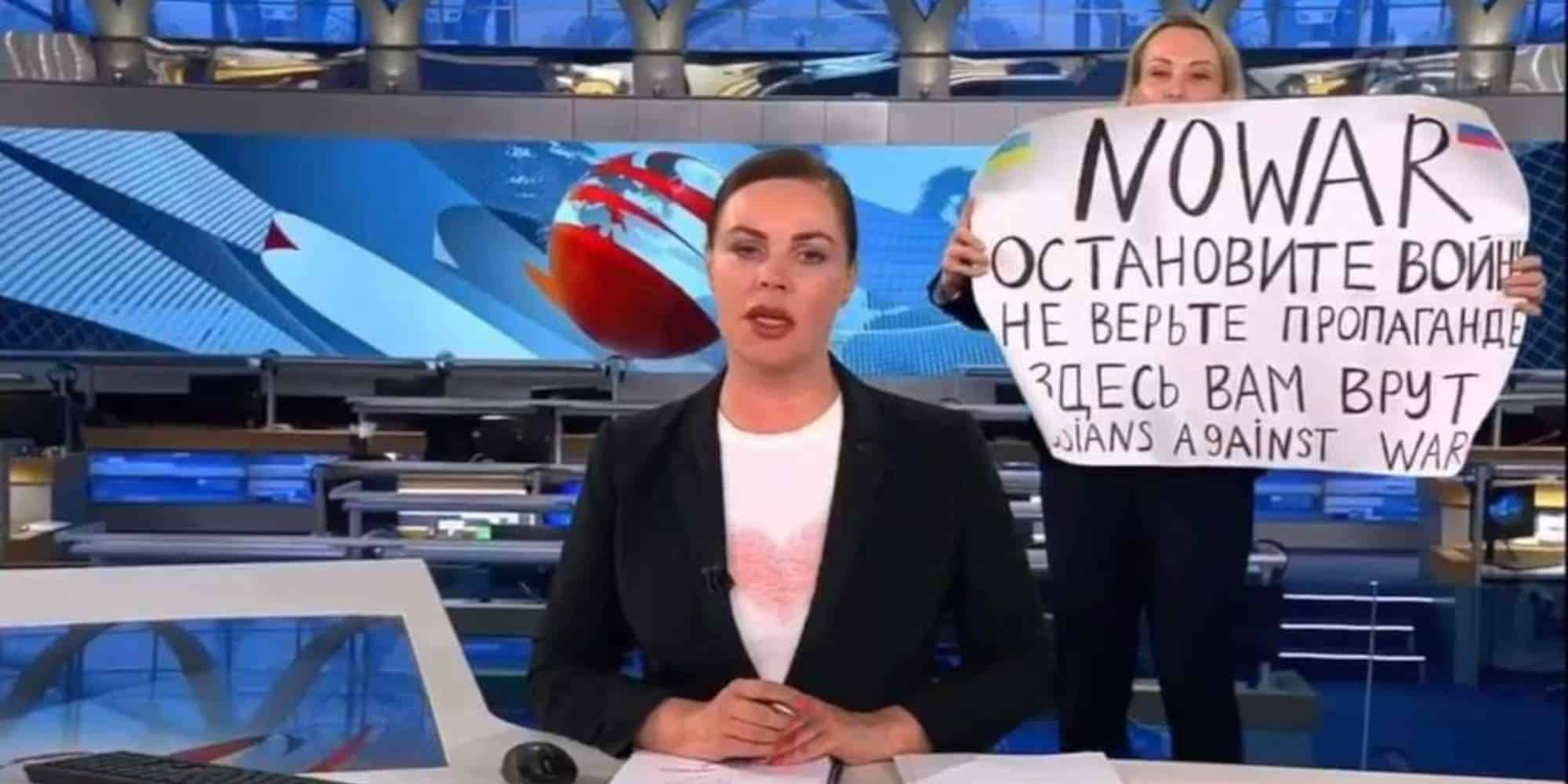 Γυναίκα με πανό «σταματήστε τον πόλεμο» σε ρωσικό τηλεοπτικό σταθμό