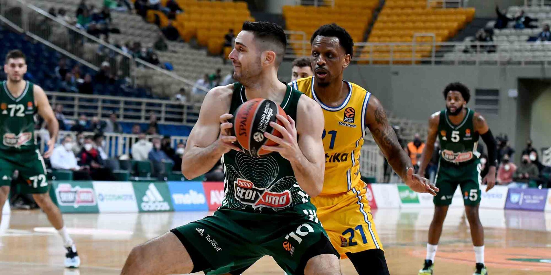 Ο Ιωάννης Παπαπέτρου σε φάση του αγώνα της Euroleague απέναντι στη Μακάμπι Τελ Αβίβ