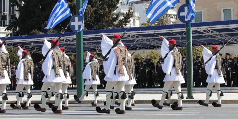 Ολοκληρώθηκε στρατιωτική παρέλαση στο κέντρο της Αθήνας – Με Rafale για πρώτη φορά (εικόνες & βίντεο)