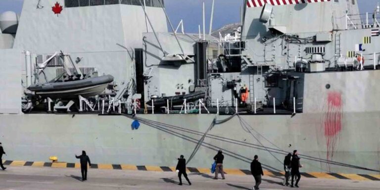 «Επίθεση» ΚΚΕ και ΚΝΕ με κόκκινες μπογιές σε πλοίο του ΝΑΤΟ στον Πειραιά (βίντεο)