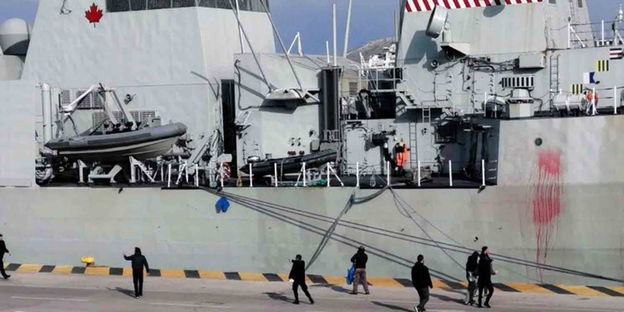Το πλοίο του ΝΑΤΟ με κόκκινες μπογιές