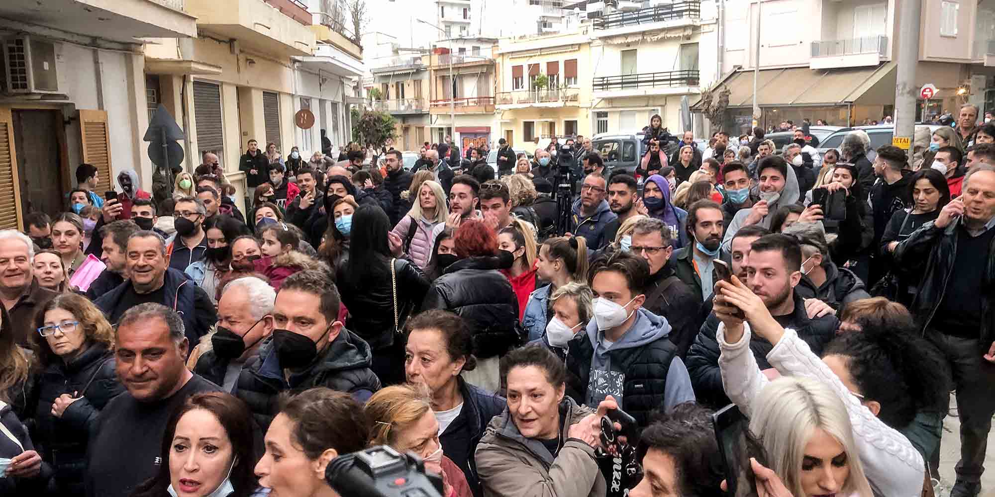 Κόσμος έξω από το σπίτι της Ρούλας Πισπιρίγκου στην Πάτρα
