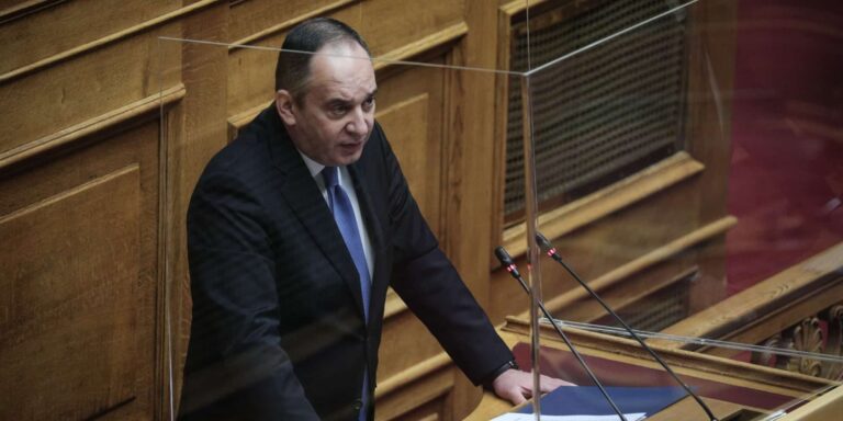 Πλακιωτάκης: «Είμαστε σε συνεχή επικοινωνία με τους ναυτικούς μας στην Ουκρανία»