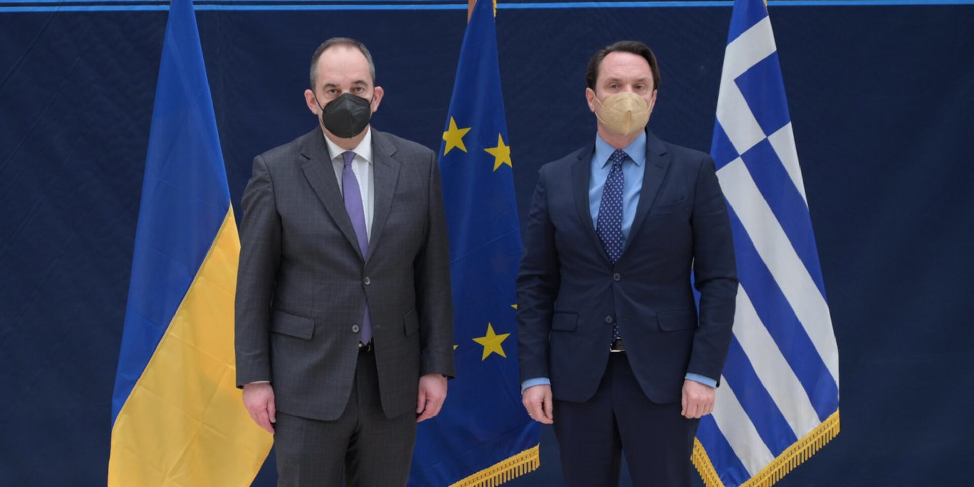 Ο υπουργός Ναυτιλίας και Νησιωτικής Πολιτικής Γιάννης Πλακιωτάκης με τον Πρέσβη της Ουκρανίας στην Ελλάδα