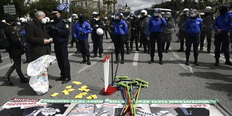 Πορεία της ΠΟΕΔΗΝ: Αποκαταστάθηκε η κυκλοφορία των οχημάτων στο κέντρο της Αθήνας (εικόνες)