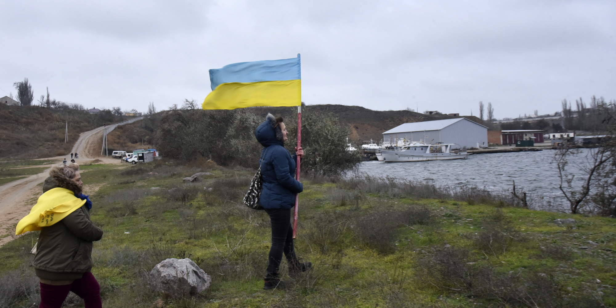 Πολίτης με σημαία της Ουκρανίας στη Μαριούπολη
