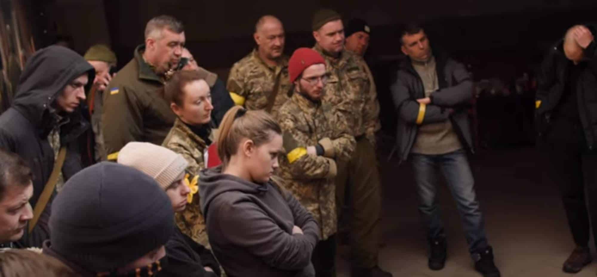 Πολίτες στο Κίεβο εγγράφονται στον εφεδρικό στρατό της Ουκρανίας