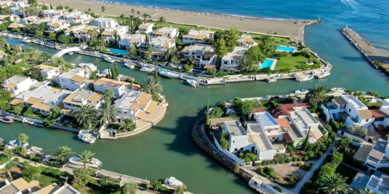 Πόρτο Ύδρα: Το παραδεισένιο χωριουδάκι της Αργολίδας με τα κανάλια – Η μικρή «Βενετία» του Αργοσαρωνικού