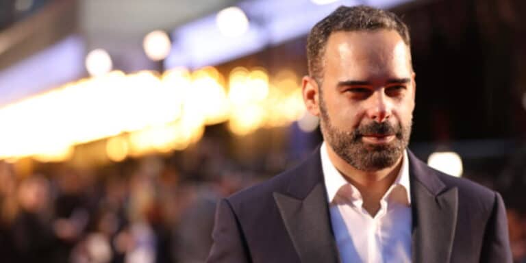 Ένας Έλληνας στο Netflix: Ποιος είναι ο Μανώλης Εμμανουήλ που πρωταγωνιστεί στο Greed – Είχε κάνει καμπάνια για τα Μάρμαρα του Παρθενώνα (βίντεο)