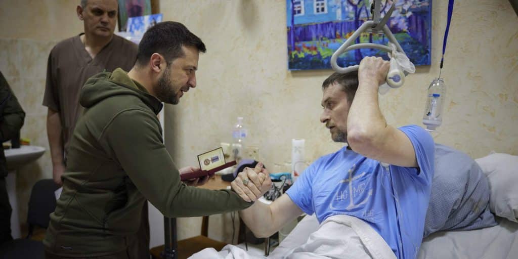 Ο Ουκρανός πρόεδρος Β. Ζελένσκι σε επίσκεψή του σε ένα από τα νοσοκομεία της Ουκρανίας