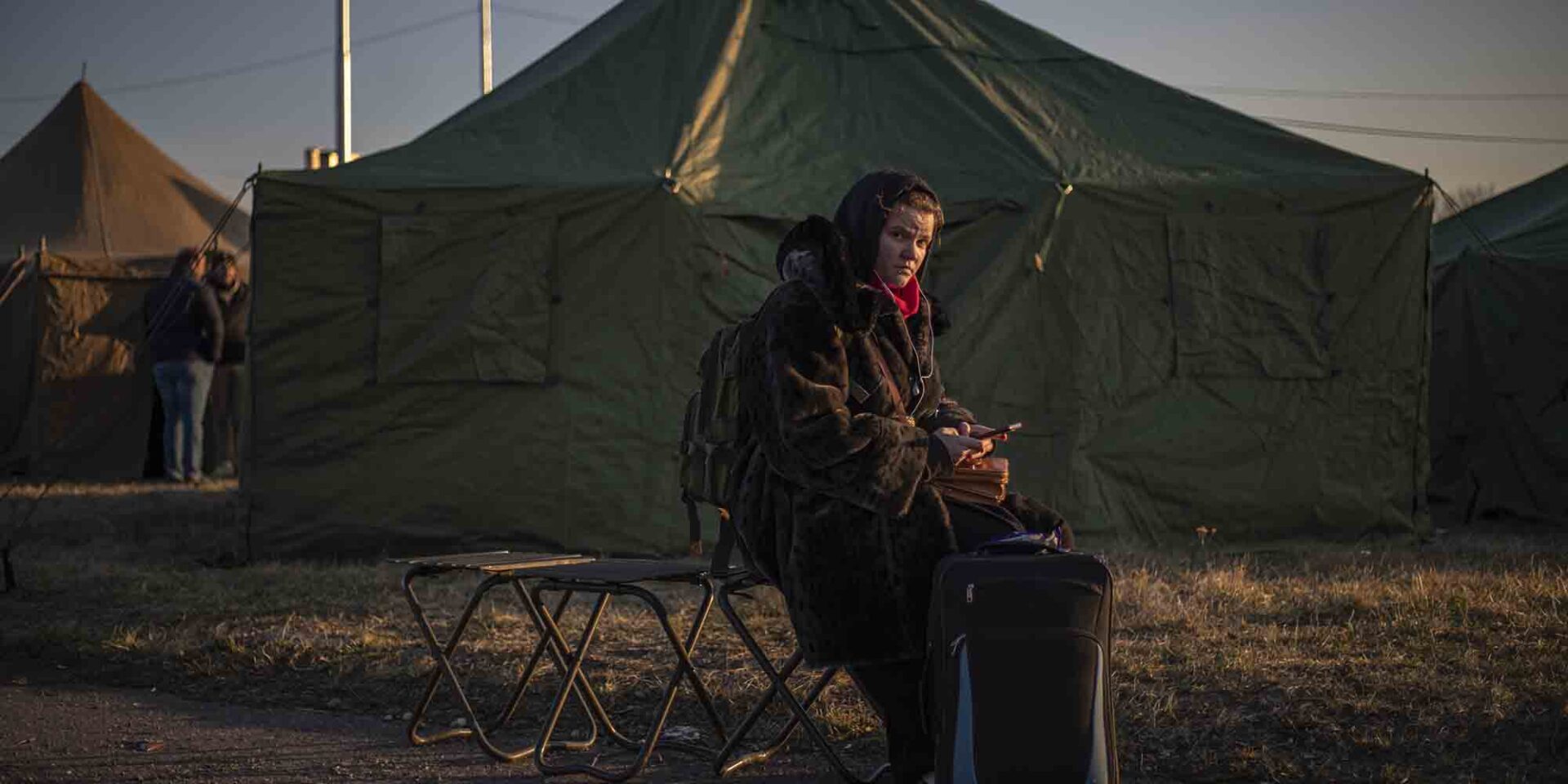 Γυναίκα πρόσφυγας στην Ουκρανία, περιμένοντας να φύγει από τη χώρα