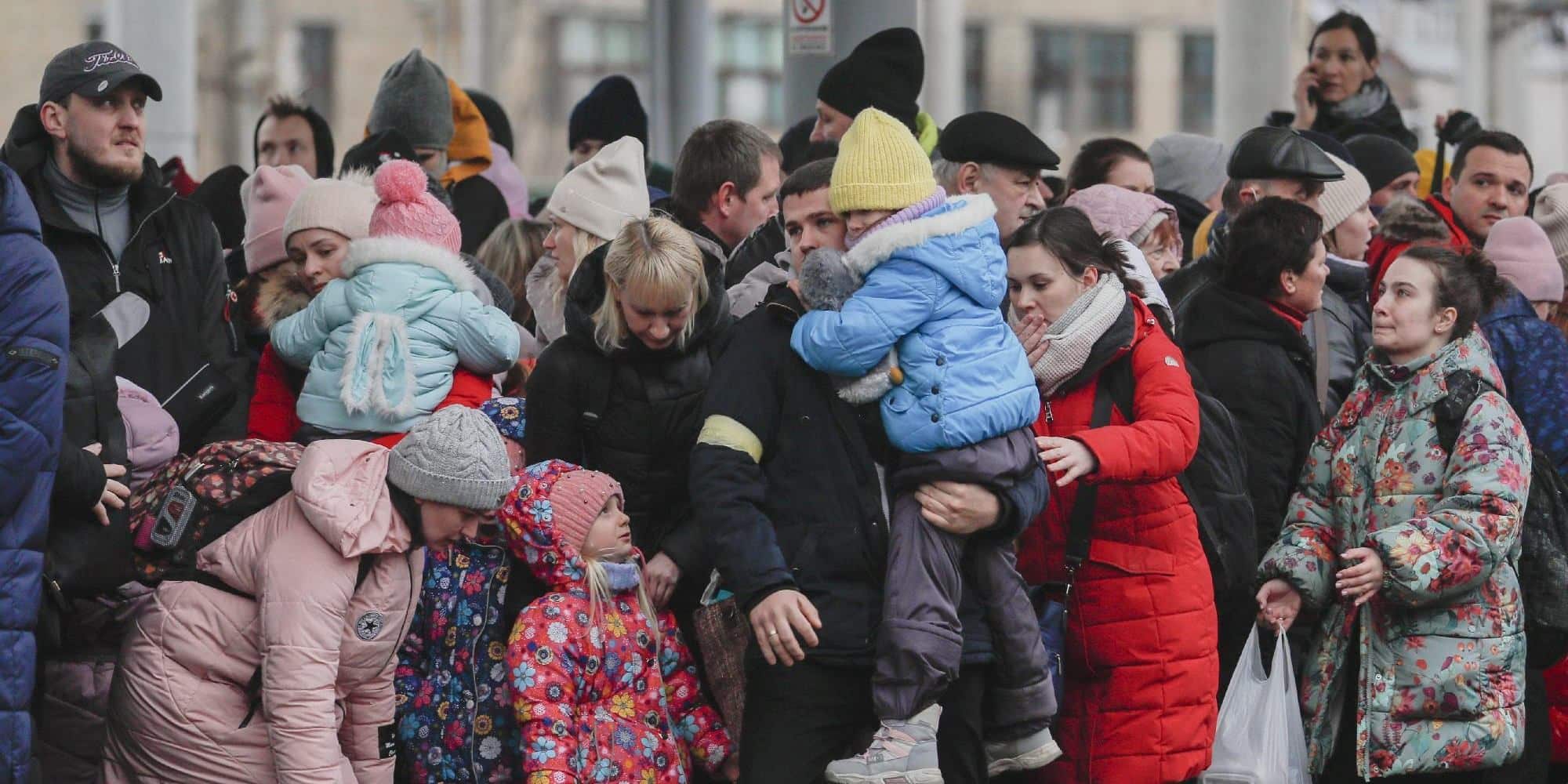 Ουκρανοί πρόσφυγες περιμένουν να επιβιβαστούν σε τρένο