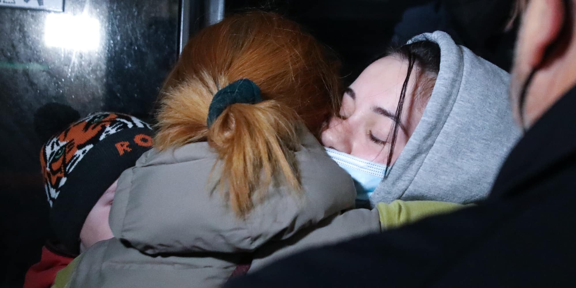 Πρόσφυγες από την Ουκρανία αγκαλιάζονται