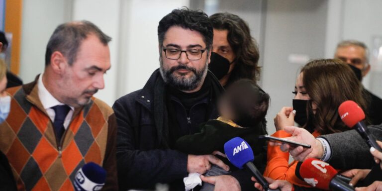 Έφτασε στην Ελλάδα ο Πρόξενος στη Μαριούπολη, Μανώλης Ανδρουλάκης – «Είμαι συγκλονισμένος από αυτά που είδα»