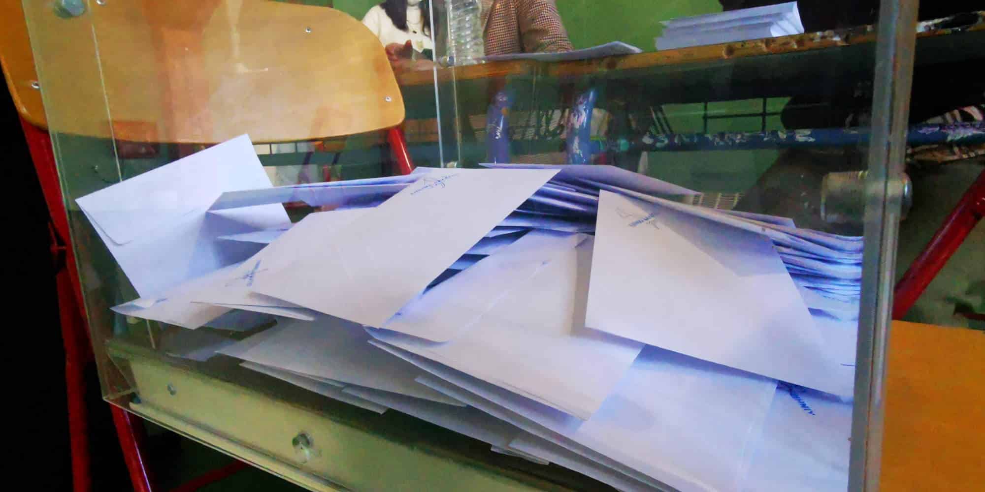 Ψηφοδέλτια σε κάλπη για να αποτυπώσουν την εκλογική επιρροή όπως την δείχνει νέα δημοσκόπηση