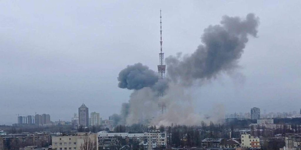 Ο βομβαρδισμένος Πύργος Τηλεπικοινωνιών στο Κίεβο, στην Ουκρανία