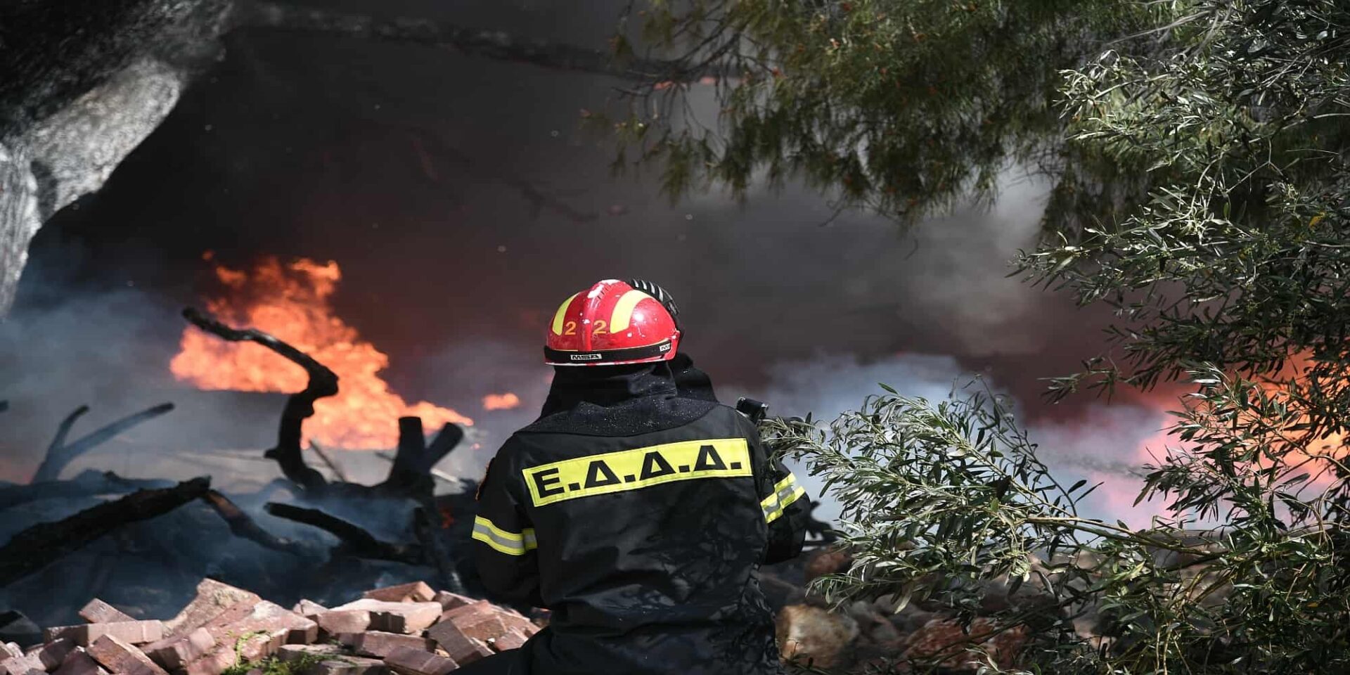 Πυροσβέστης στη μάχη κατάσβεσης