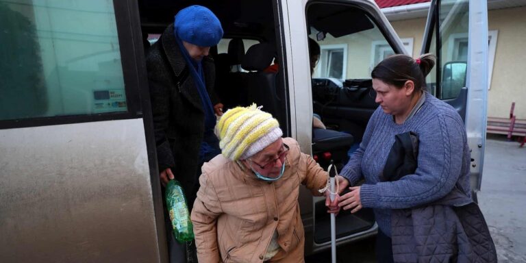 Ουκρανία: 1.099 άμαχοι εγκατέλειψαν τη Δευτέρα τις πολιορκημένες πόλεις, λέει το Κίεβο