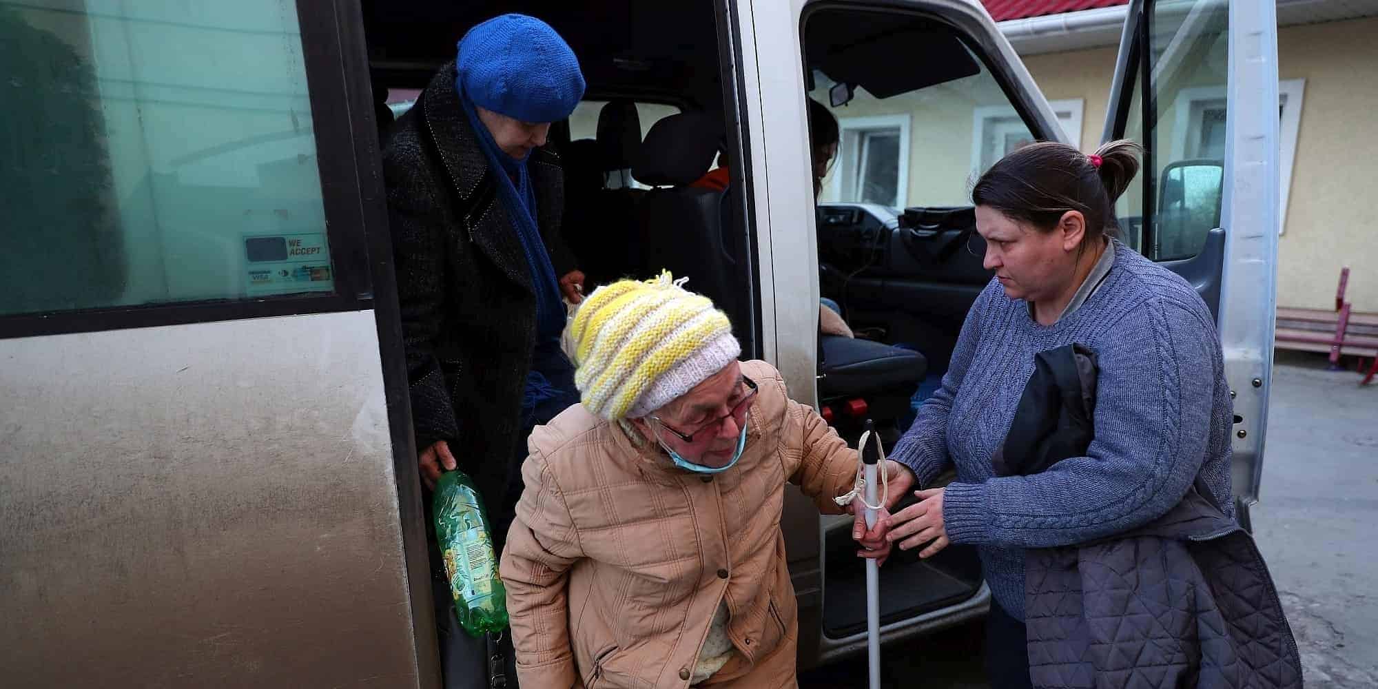 Πολίτες εγκαταλείπουν την Ουκρανία