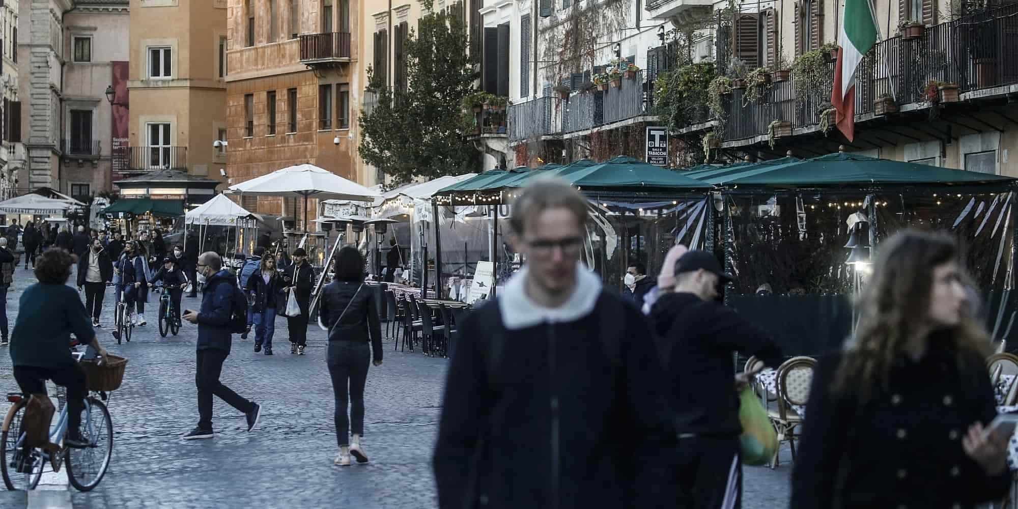 Άνθρωποι περπατούν στο ιστορικό κέντρο της Ρώμης