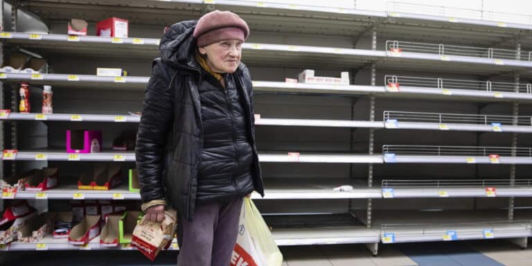 Ρωσία: Μετά τη ζάχαρη, οι Ρώσοι αγοράζουν μαζικά φάρμακα – Ελλείψεις σε αντιφλεγμονώδη και σερβιέτες