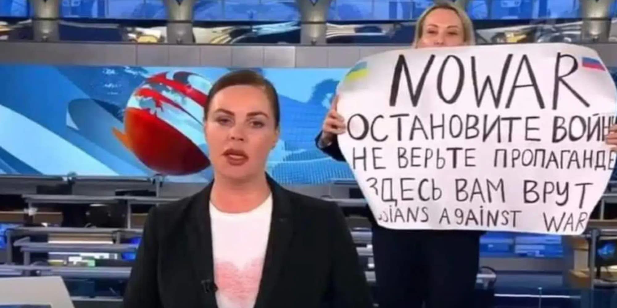 Η Ρωσίδα δημοσιογράφος με πανό «σταματήστε τον πόλεμο» σε ρωσικό τηλεοπτικό σταθμό