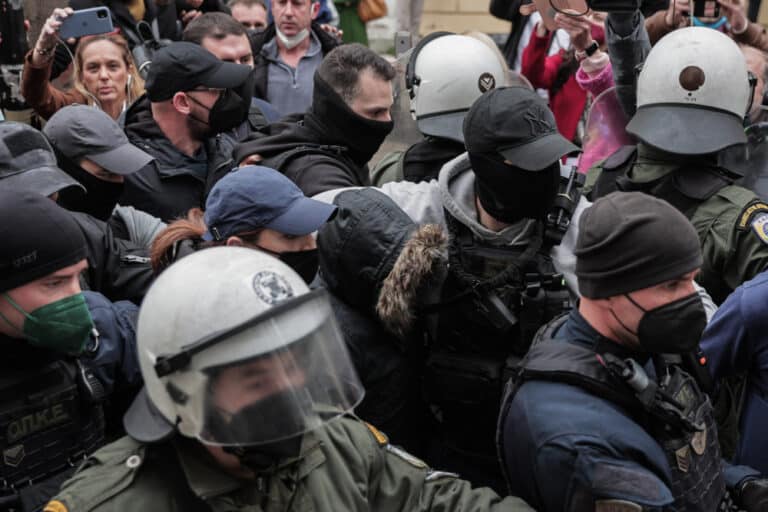 Η Πισπιρίγκου καταγγέλλει ξυλοδαρμό της στη ΓΑΔΑ!