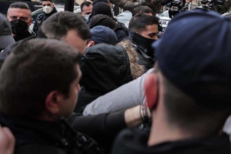 Έφτασε στην Ευελπίδων η Ρούλα Πισπιρίγκου με κουκούλα και αλεξίσφαιρο – Οδηγείται στην ανακρίτρια (εικόνες & βίντεο)