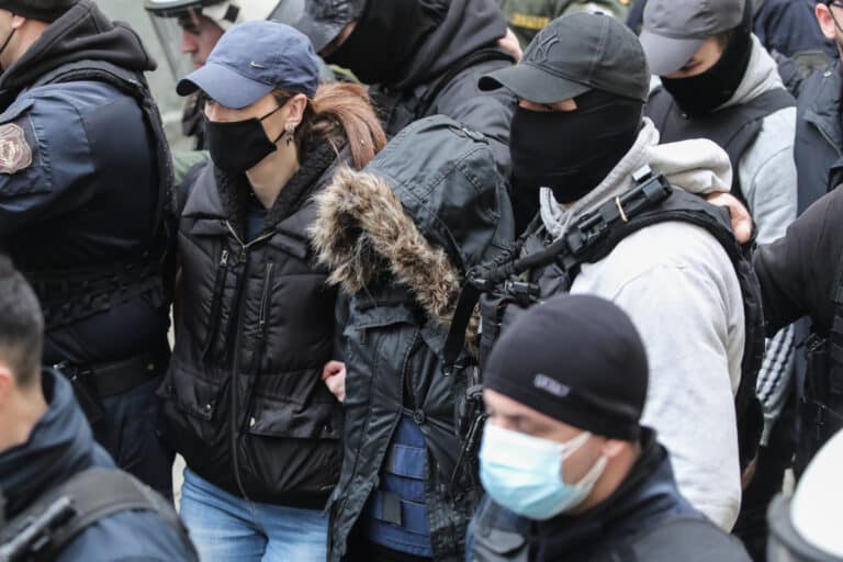 Η Ρούλα Πισπιρίγκου έφυγε από την Ευελπίδων – Κατάρες από τον κόσμο: «Να πας στην κόλαση!» (βίντεο)