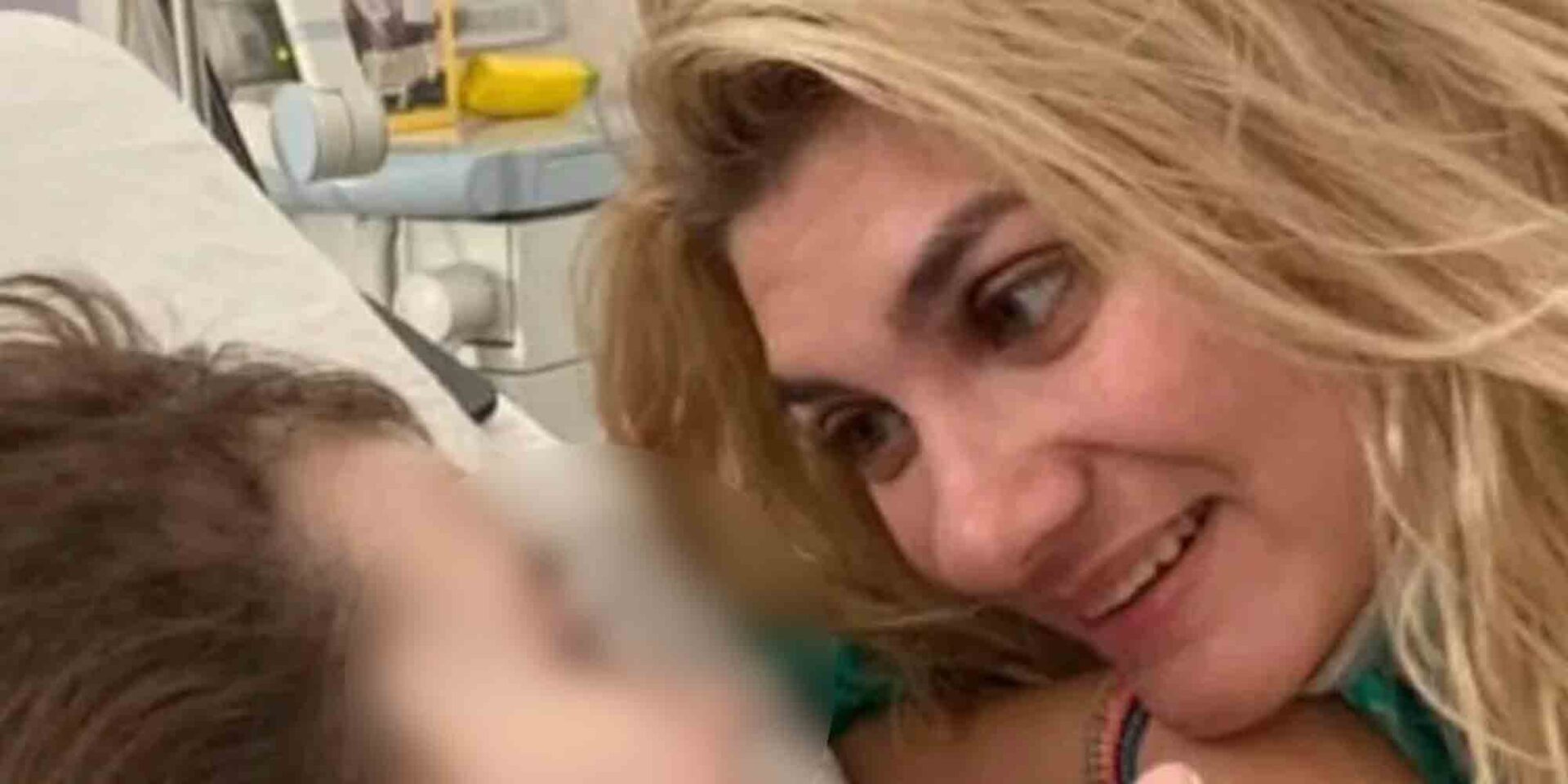 Η Ρούλα Πισπιρίγκου με την Τζωρτζίνα στο νοσοκομείο