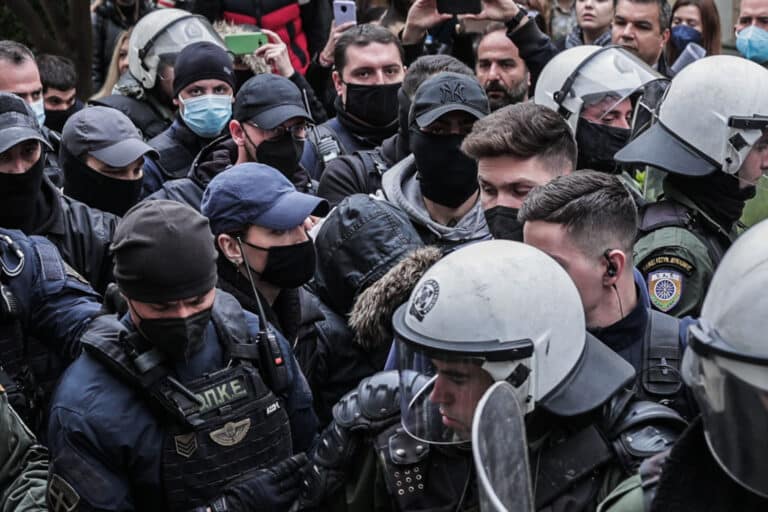 Πήρε προθεσμία η Ρούλα Πισπιρίγκου – «Σκύλα, βρωμιάρα, ομολόγησε» φωνάζει το οργισμένο πλήθος (εικόνες & βίντεο)