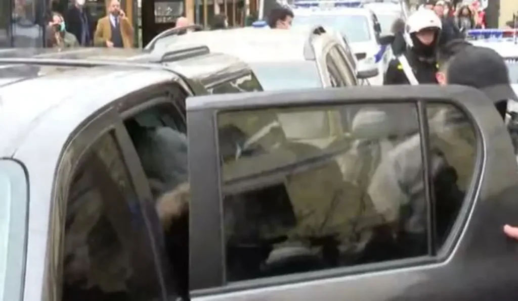 Έφτασε στην Ευελπίδων η Ρούλα Πισπιρίγκου με κουκούλα και αλεξίσφαιρο - Οδηγείται στην ανακρίτρια (εικόνες & βίντεο)