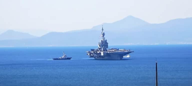 Στον Πειραιά έφτασε το Γαλλικό αεροπλανοφόρο «Σαρλ Ντε Γκωλ» – (βίντεο)