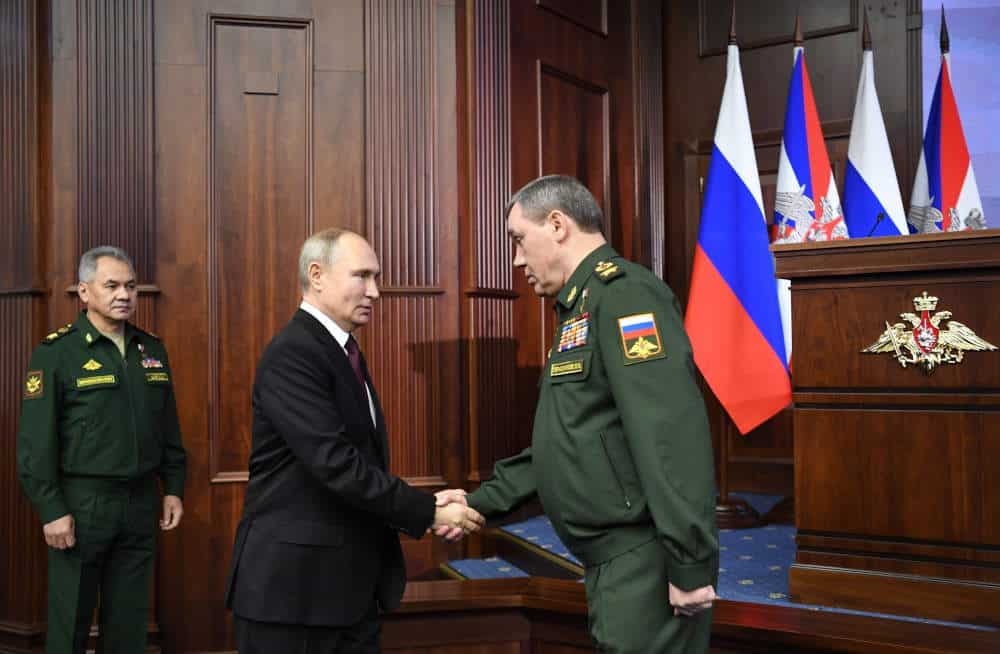Ο Ρώσος πρόεδρος Βλαντιμίρ Πούτιν σε χειραψία με τον υπουργό Άμυνας