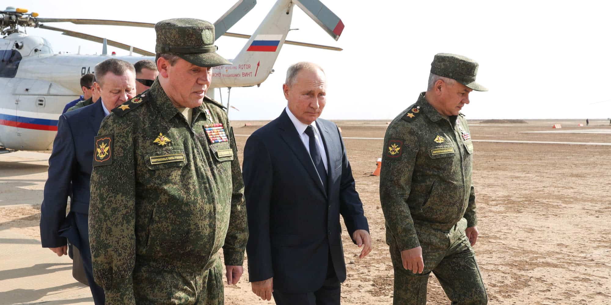 Ο Βλαντιμίρ Πούτιν με τους πιο κοντινούς του συμβούλους σε θέματα Άμυνας, τον Υπουργό Άμυνας Σοϊγκού και τον αρχηγό του επιτελείου στρατού, Γκεράσιμοφ