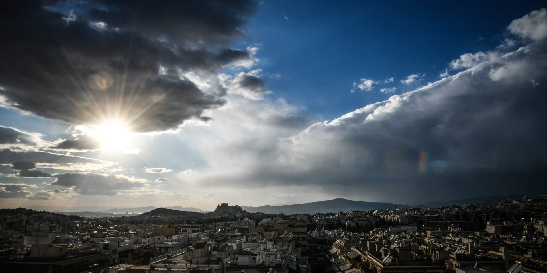 Ο καιρός με νεφώσεις και ηλιοφάνεια πάνω από την Αττική