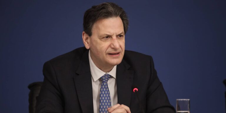 Σκυλακάκης για βενζίνη: «Μεγαλύτερη έκπτωση με την άυλη κάρτα καυσίμων» – Τι είπε για την ΔΕΗ