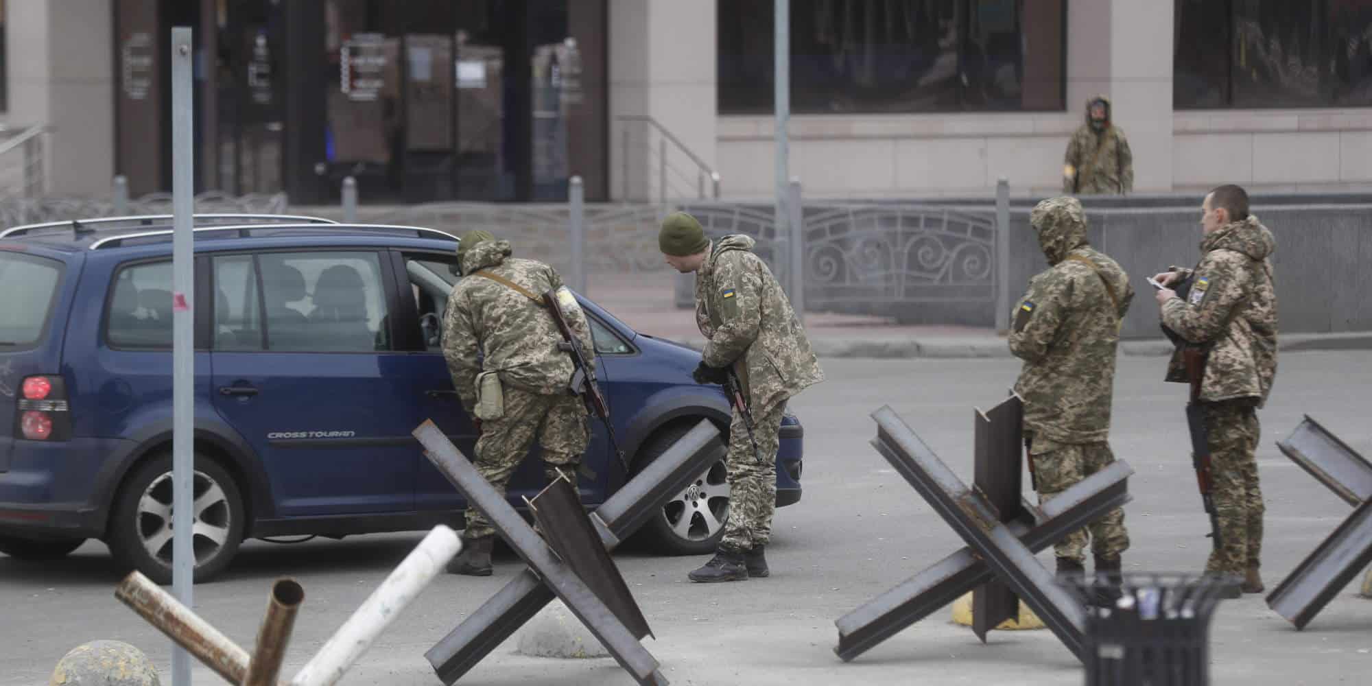 Στρατός στους δρόμους του Κιέβου στην Ουκρανία