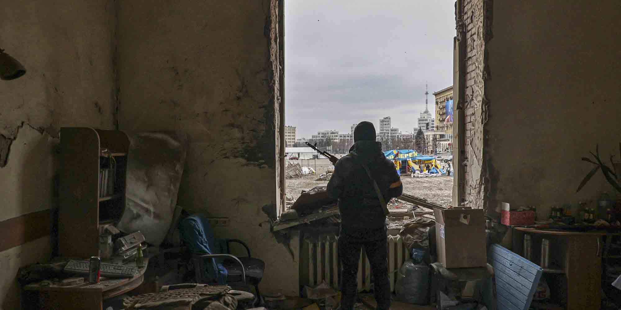 Στρατιώτης με όπλο στο χέρι στην Ουκρανία