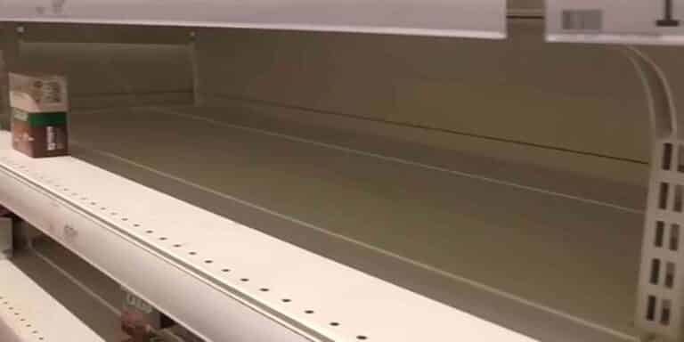 Πανικόβλητοι οι Ρώσοι «στοκάρουν» κιλά ζάχαρης – Εικόνες από άδεια ράφια στα σούπερ μάρκετ (βίντεο)