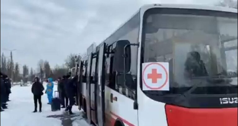 Ουκρανία: Ξεκίνησε η οχηματοπομπή απομάκρυνσης των αμάχων από το Σούμι (βίντεο)