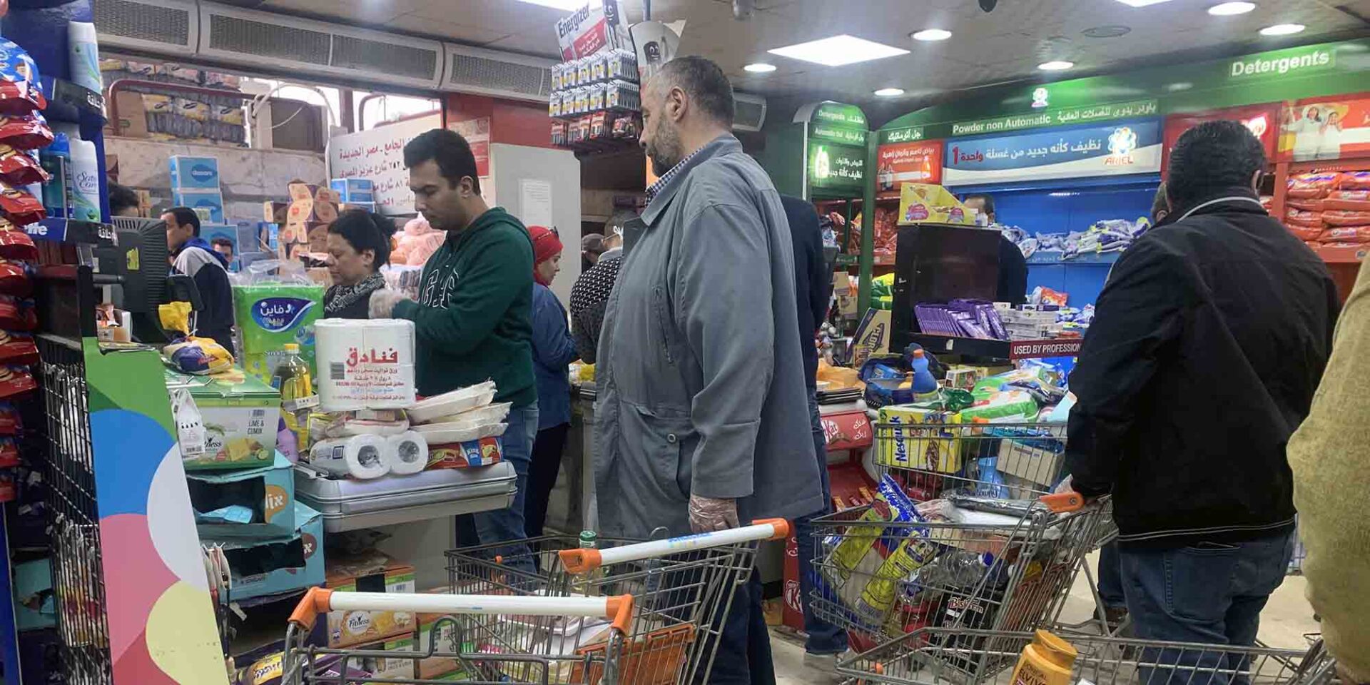 Κόσμος σε σούπερ μάρκετ