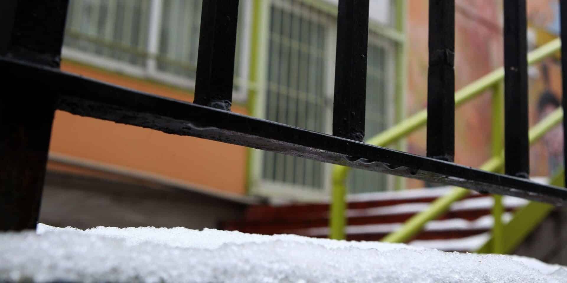 Κλειστό σχολείο με χιόνια