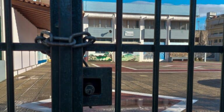Ποια σχολεία παραμένουν κλειστά στην Κεντρική Μακεδονία λόγω χιονοπτώσεων – Πού είναι απαραίτητες οι αντιολισθητικές αλυσίδες